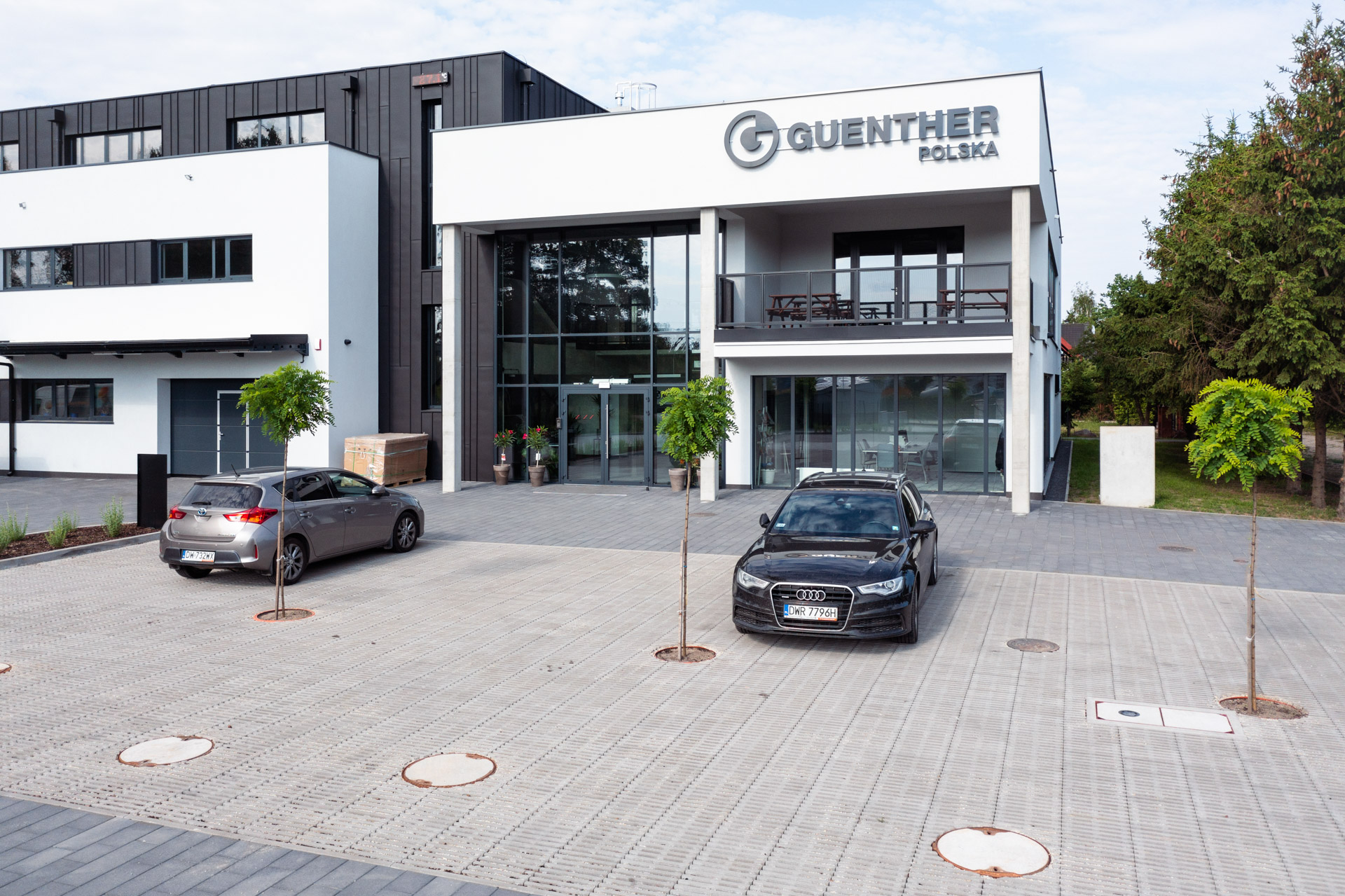 Budynek biurowo-magazynowy z wykorzystaniem prefabrykatów betonowych